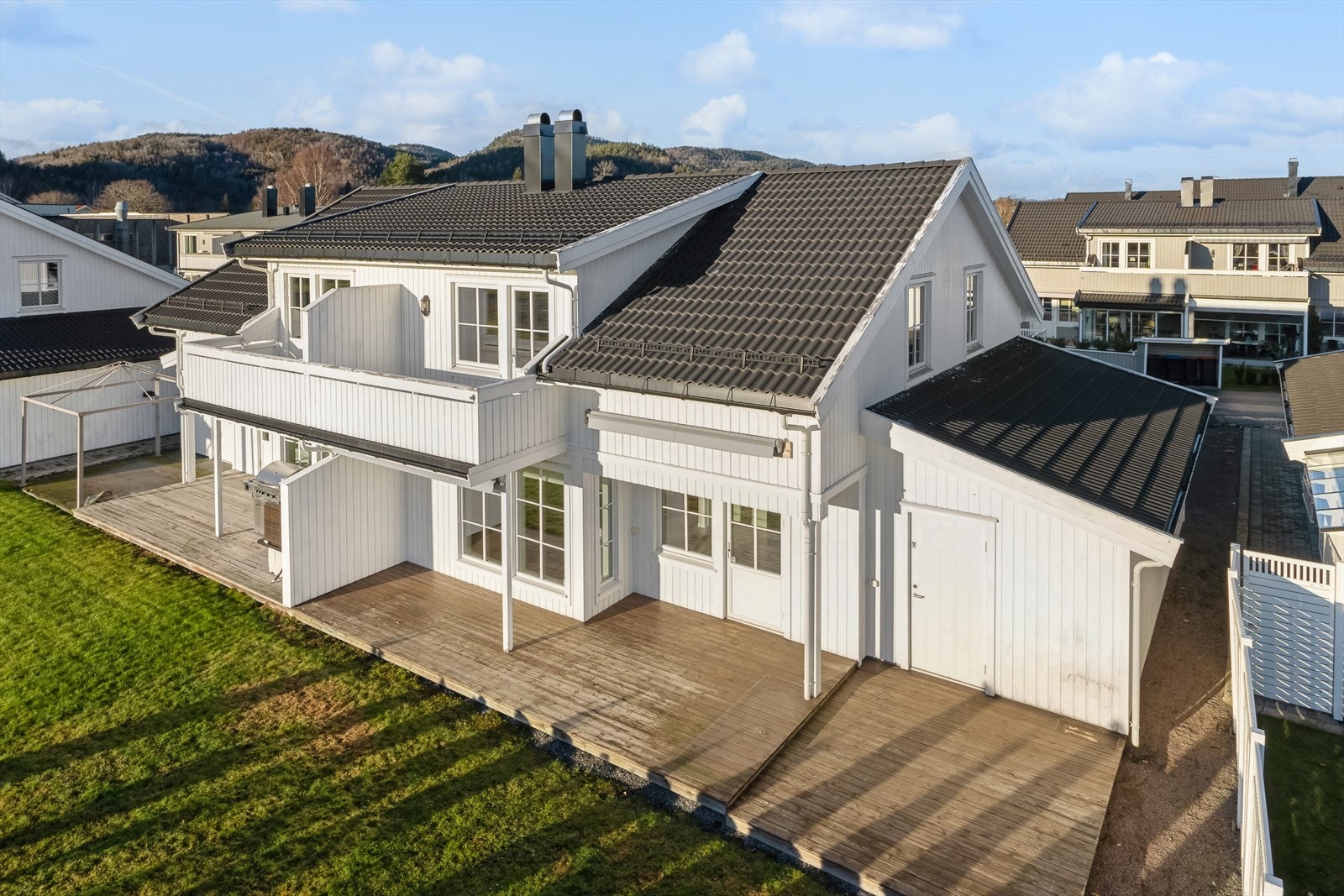 Delvis overbygget terrasse med gode solforhold. Flott hage med boltreplass for store og små. Galleribilde