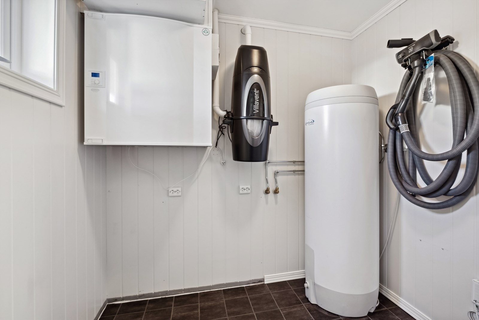 Teknisk rom/vaskerom. Boligen har balansert ventilasjon. Galleribilde