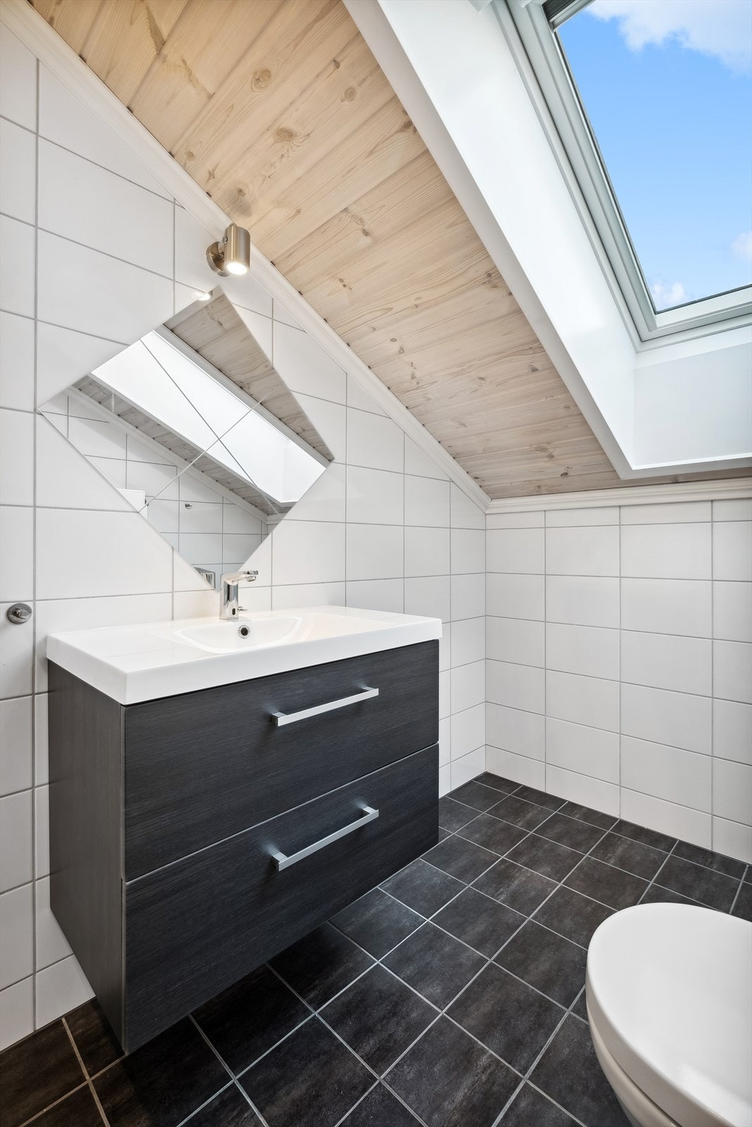 Badet er innredet med dusjhjørne, vegghengt wc og moderne baderomsinnredning. Galleribilde