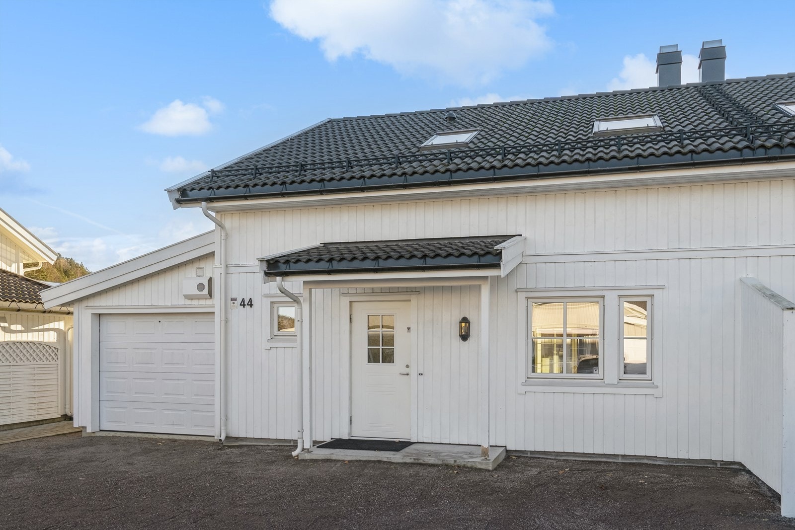 Tomannsboligen har et hyggelig overbygget inngangsparti Galleribilde