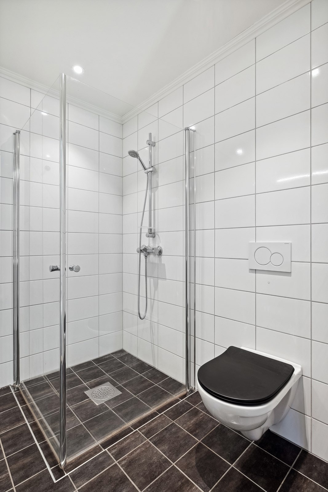 Dusjhjørne, vegghengt wc og opplegg for vaskemaskin. Galleribilde