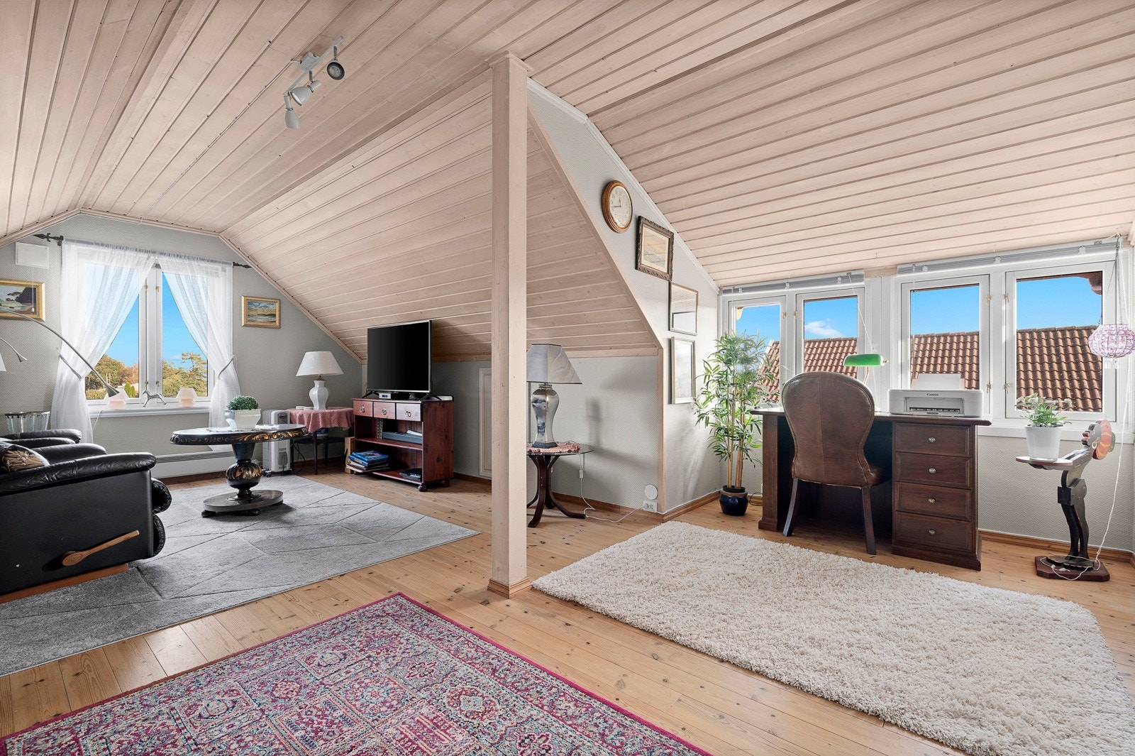 Stor loftstue med mange bruksmuligheter. Fra stuen er det flott sjøutsikt. Man kan etablere et ekstra soverom her. Galleribilde
