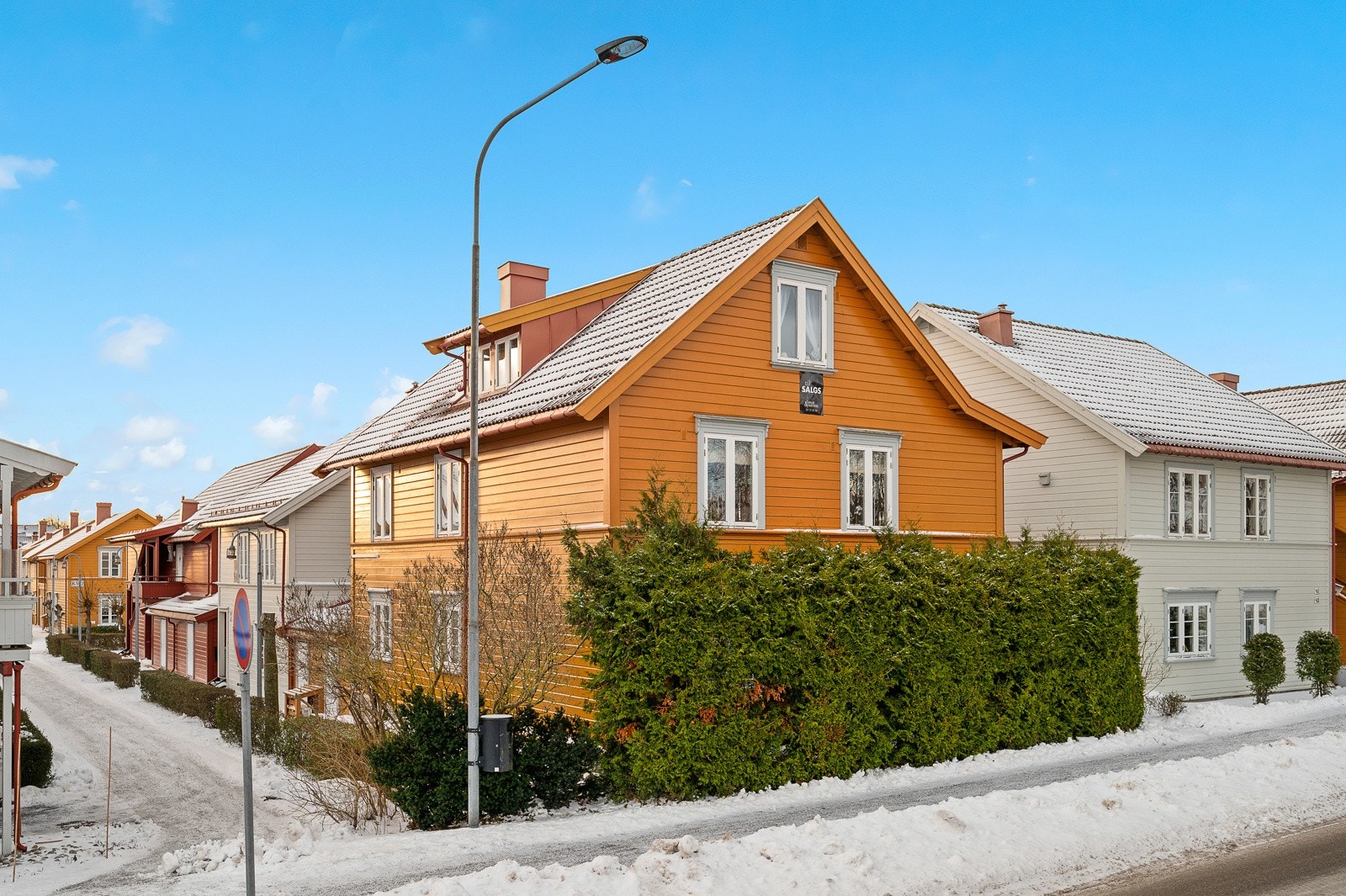 Dette er en fin & lys halvpart over to plan med attraktiv beliggenhet i Stavern. Lave felleskost. Egen inngang. Utsikt. Garasje. Galleribilde