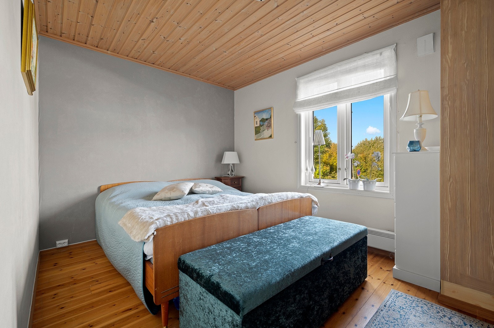 Soverom med god plass til dobbeltseng. Galleribilde