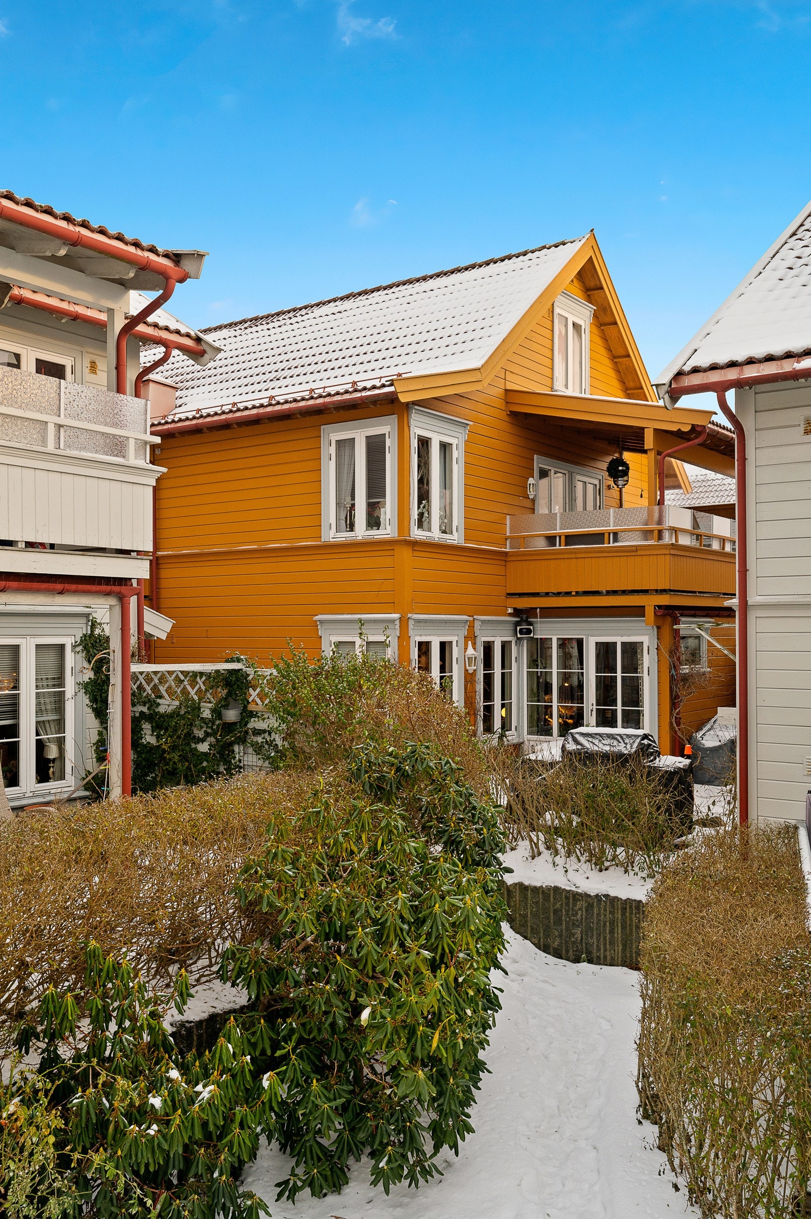 Boligen går over to plan i byggets 2. og 3. etasje. Her ser du også den koselige balkongen som er takoverbygget - perfekt for deg som liker å sitte ute. Galleribilde