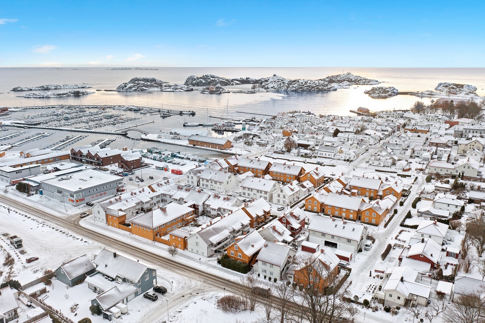 Meget sentral beliggenhet med umiddelbar nærhet til butikk, bussforbindelse mm. Galleribilde
