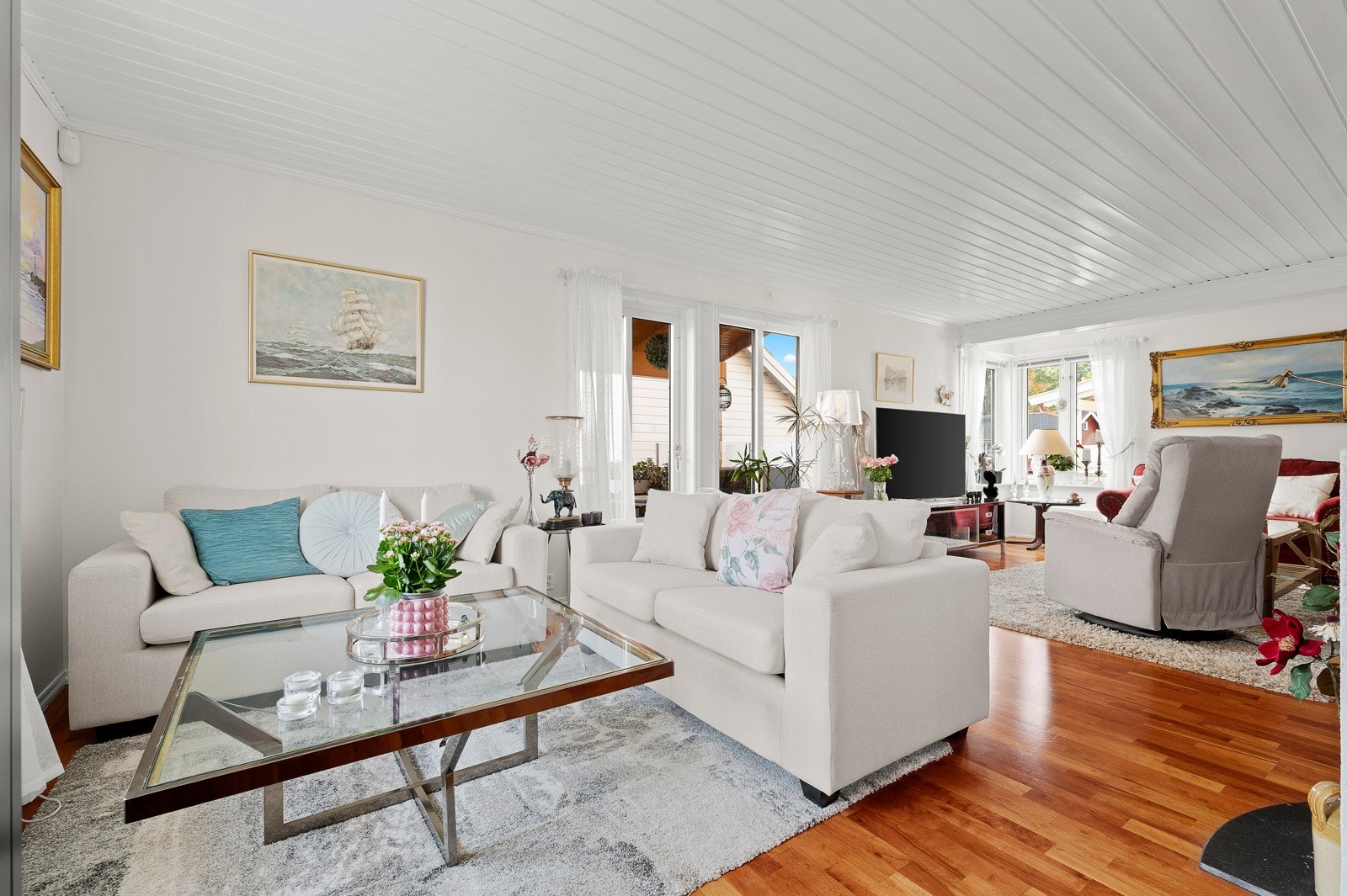 Stua er lys og trivelig og har utgang til balkongen. Galleribilde