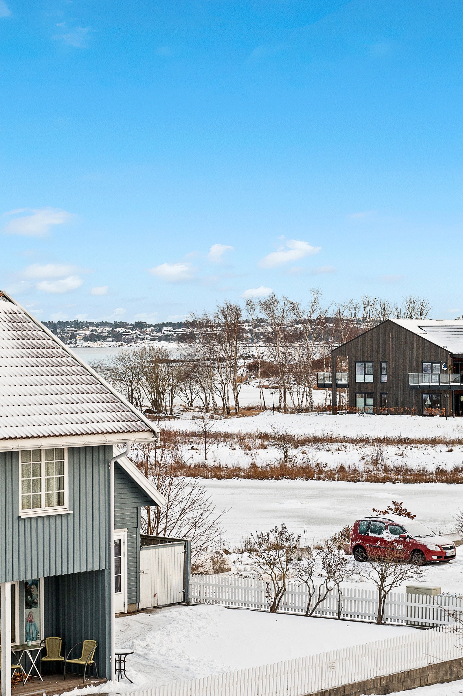Det er meget hyggelig utsikt mot Larvik by og Larviksfjorden fra stuen i øverste etasje. Galleribilde