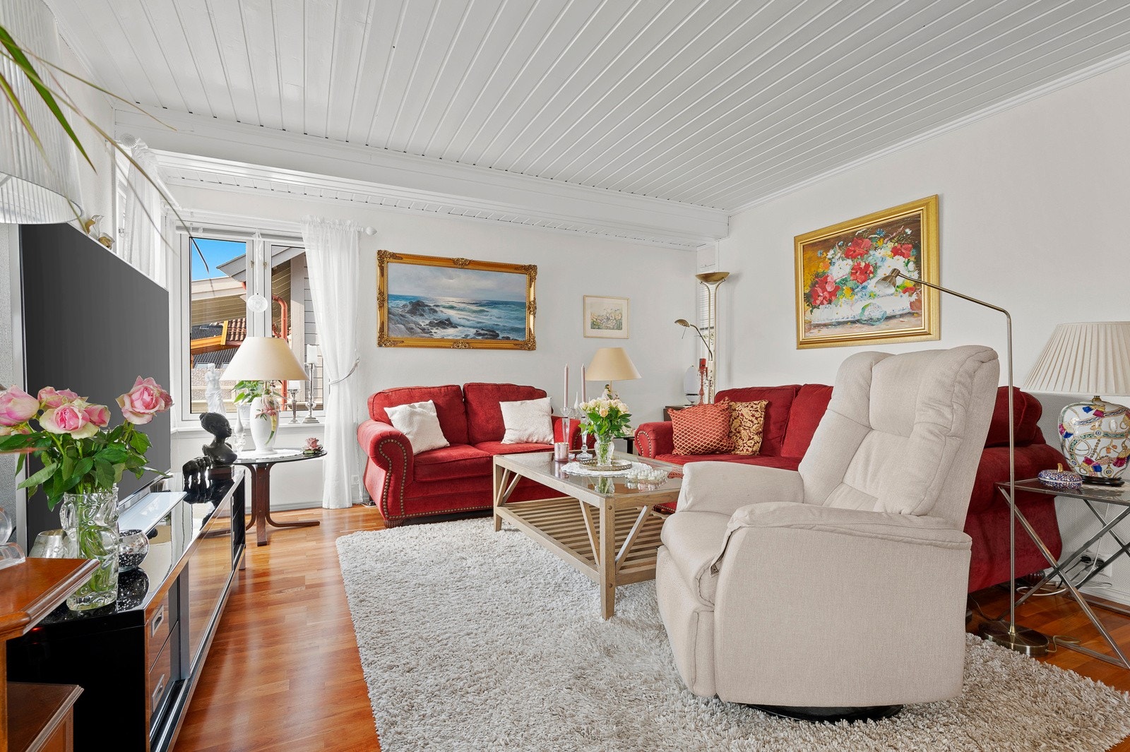 Her har du god plass til flere sittegrupper. Galleribilde
