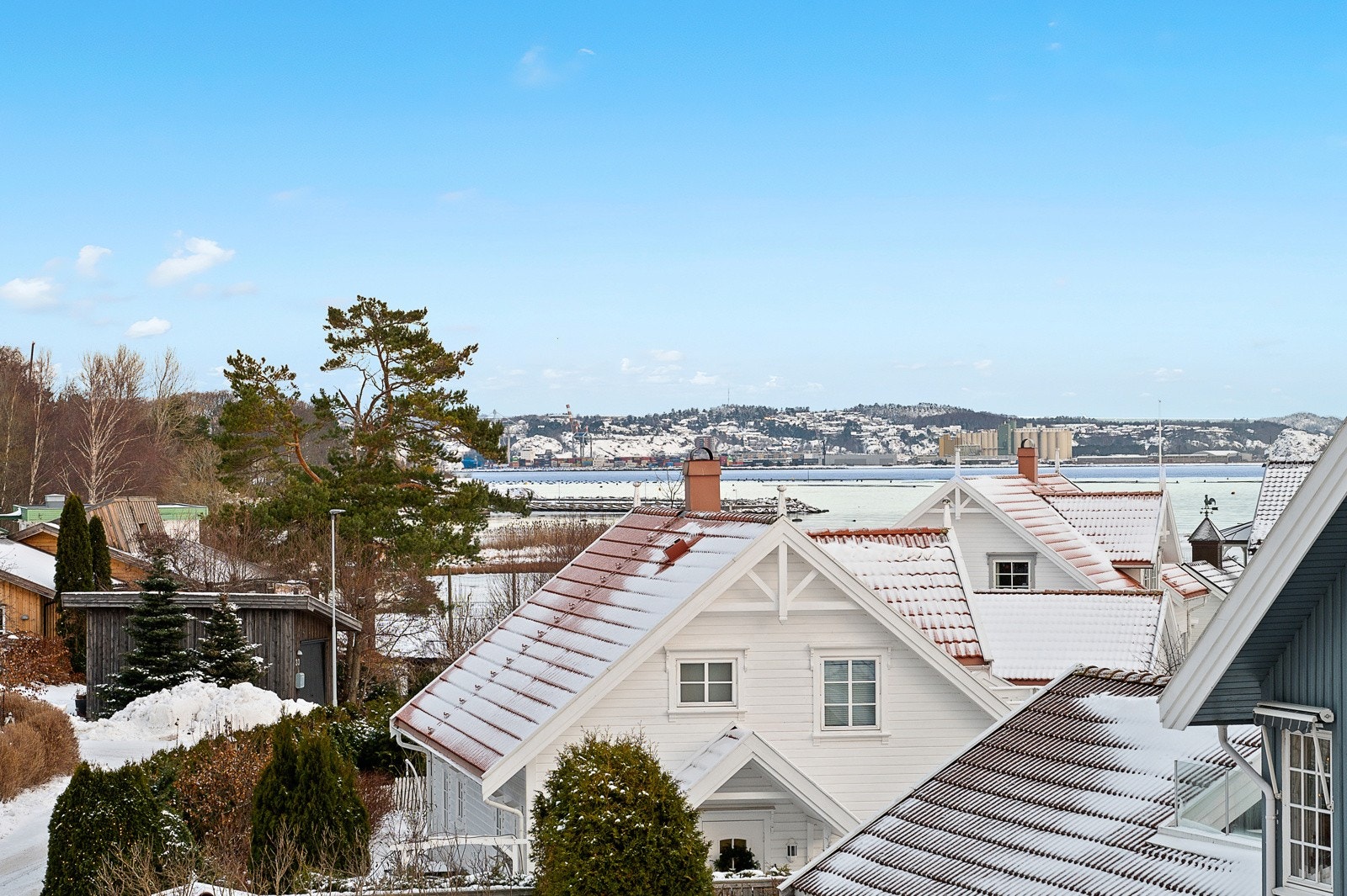 Boligen ligger fint til med minimalt med innsyn og flott utsikt mot Larviksfjorden og Larvik by. Galleribilde