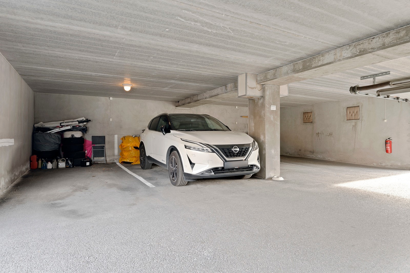 Boligen disponerer en parkeringsplass i felles garasje, samt en utvendig bod. Galleribilde
