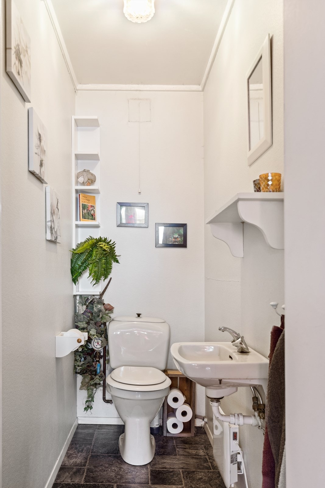 WC-rommet er ved siden av badet Galleribilde