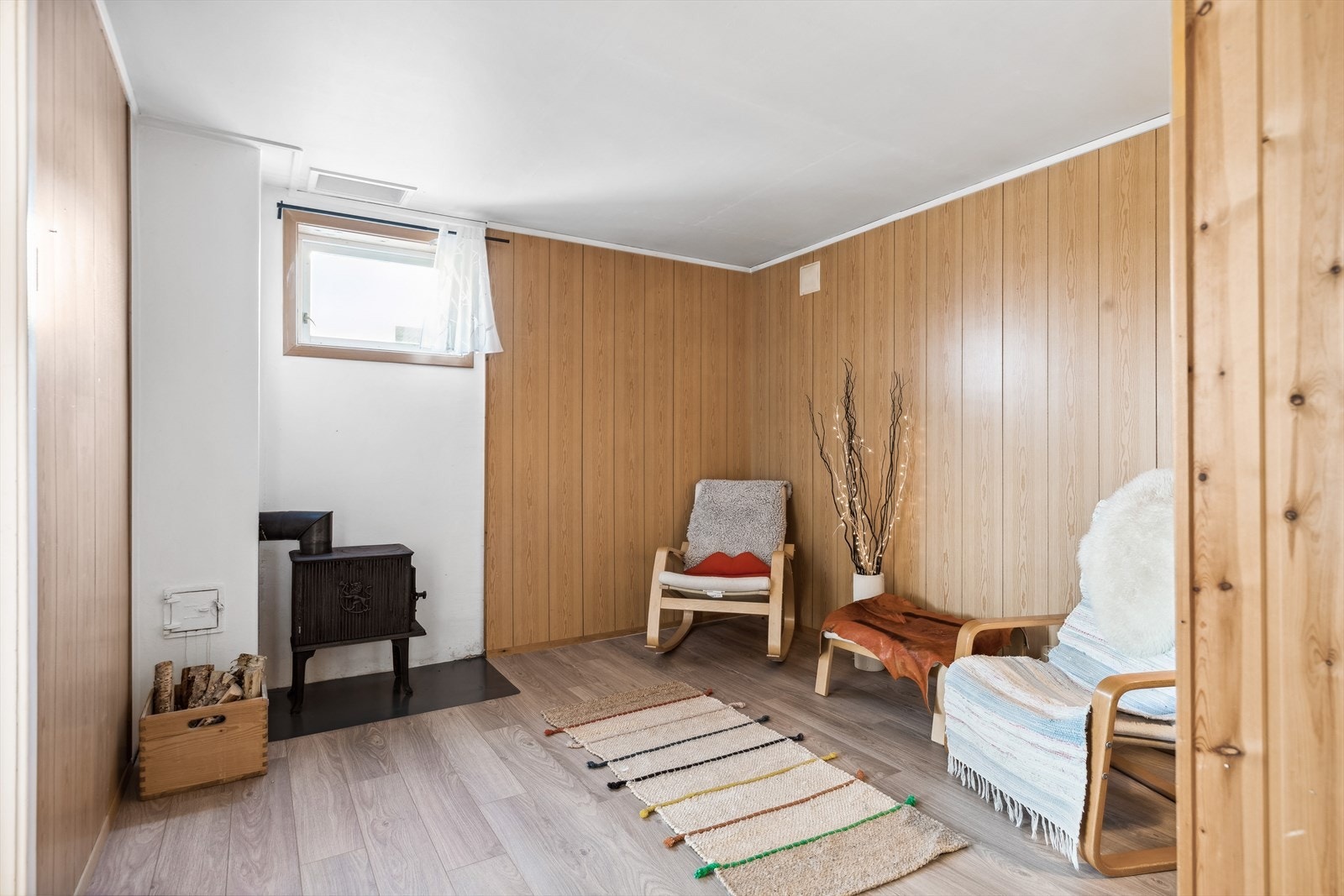 Kjellerstuen har vedovn og vindu som gir godt lysinnslipp (rommet er godkjent som bod, se pkt. om ferdigattest) Galleribilde