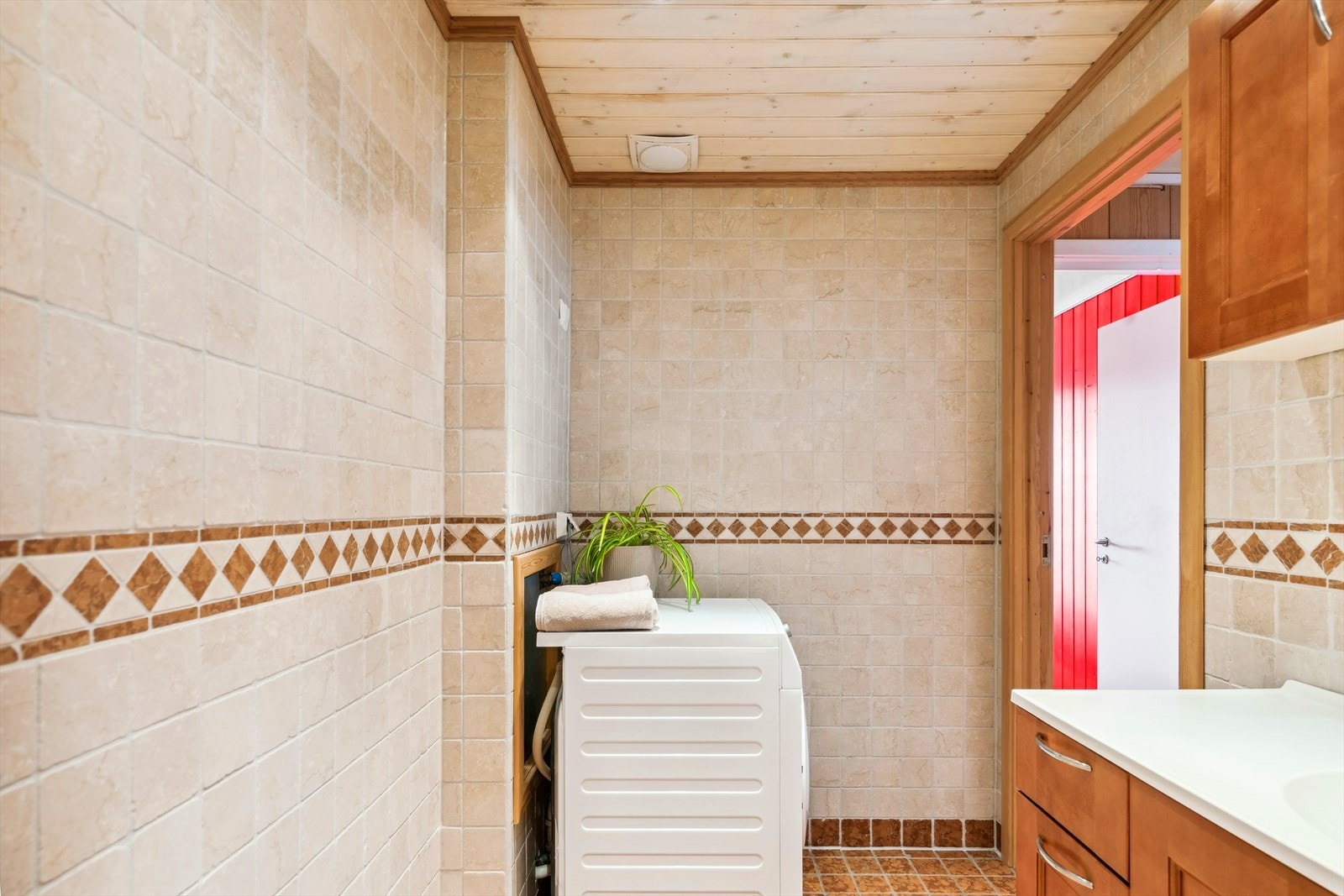 Badet har varmekabler og opplegg for vaskemaskin Galleribilde