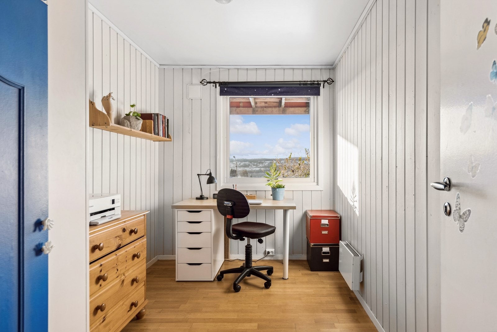 Soverom 2 er innredet som hjemmekontor Galleribilde