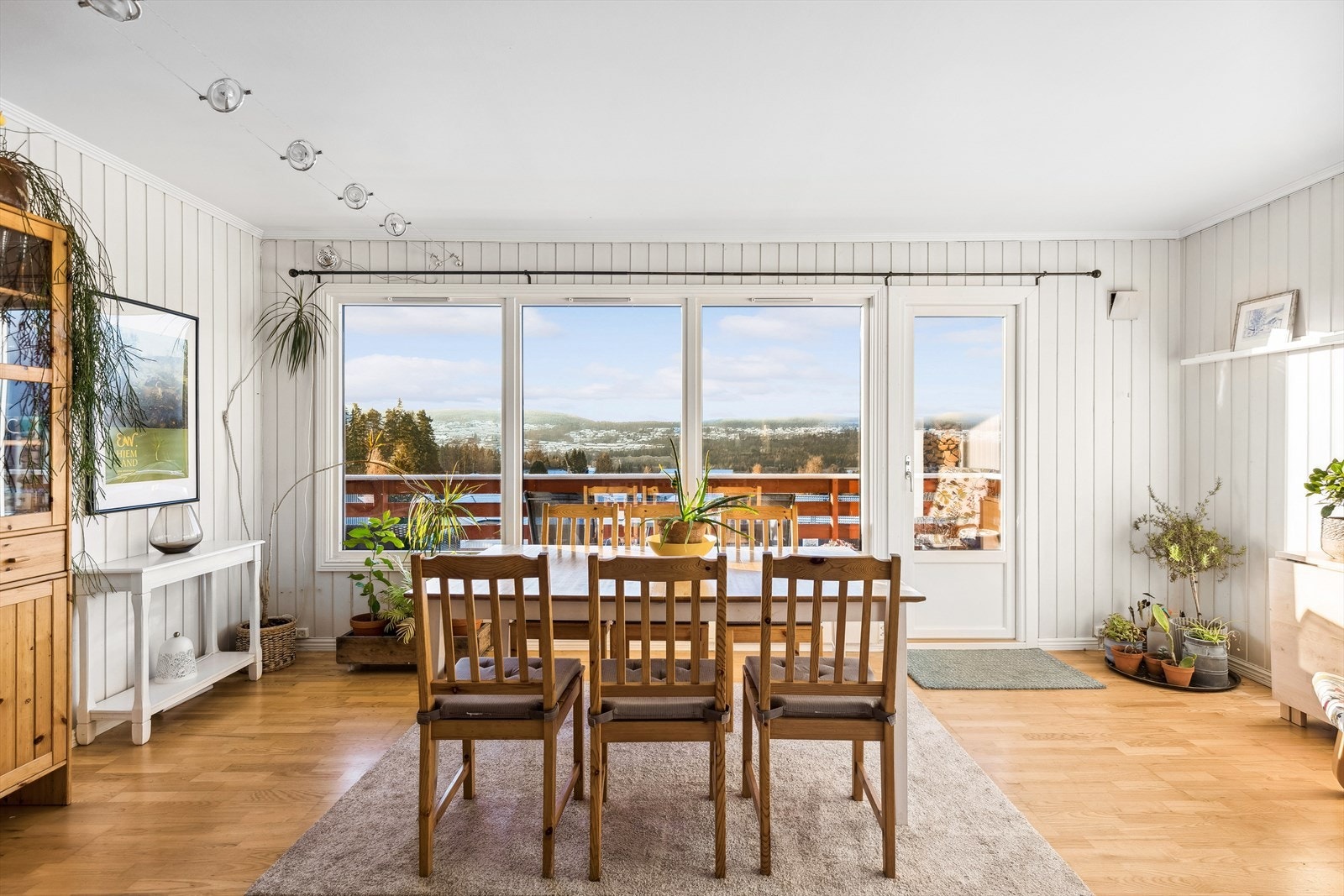 Fra spisestuen har man adgang til verandaen Galleribilde