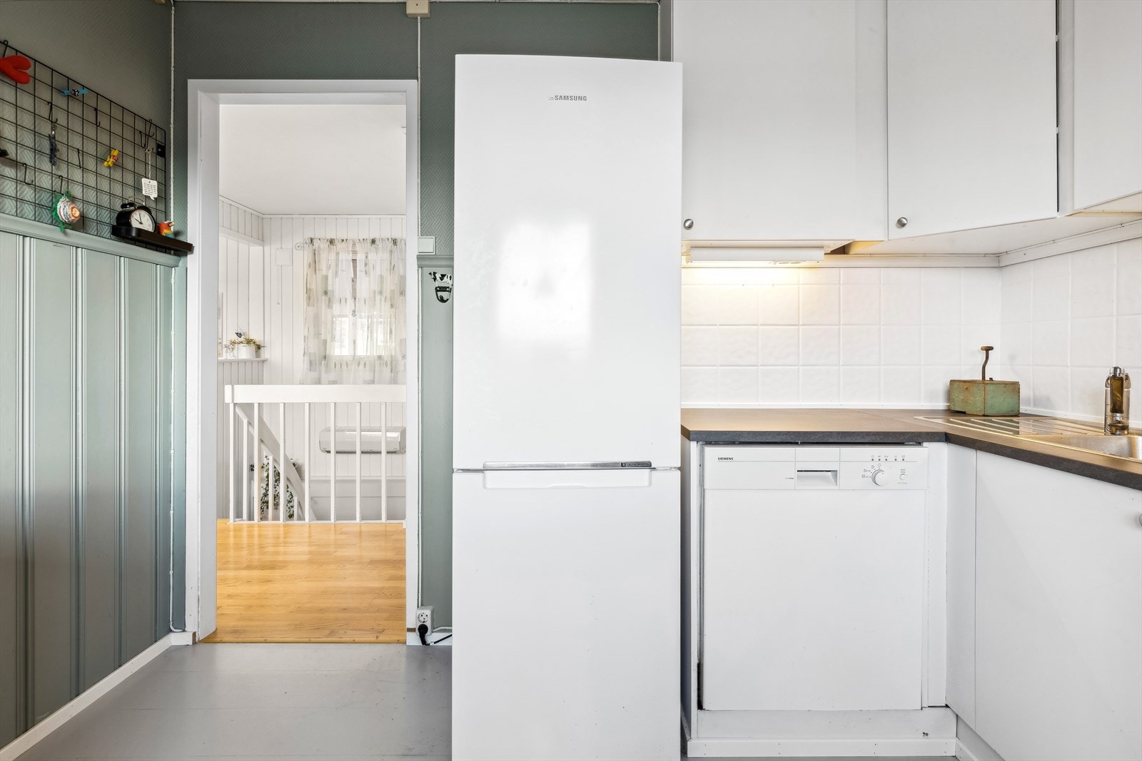 Kjøkkenet har et pent og moderne inntrykk Galleribilde