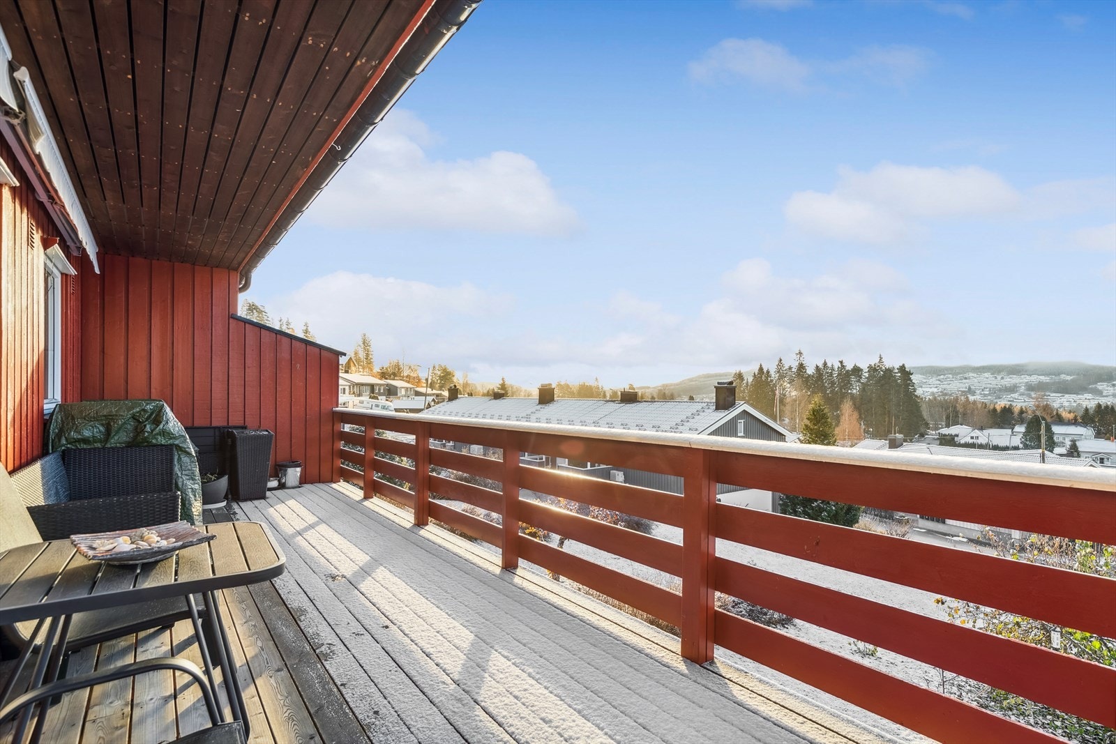 Boligen har flere gode uteplasser med terrasse på bakkeplan og et hyggelig overbygd inngangsparti Galleribilde