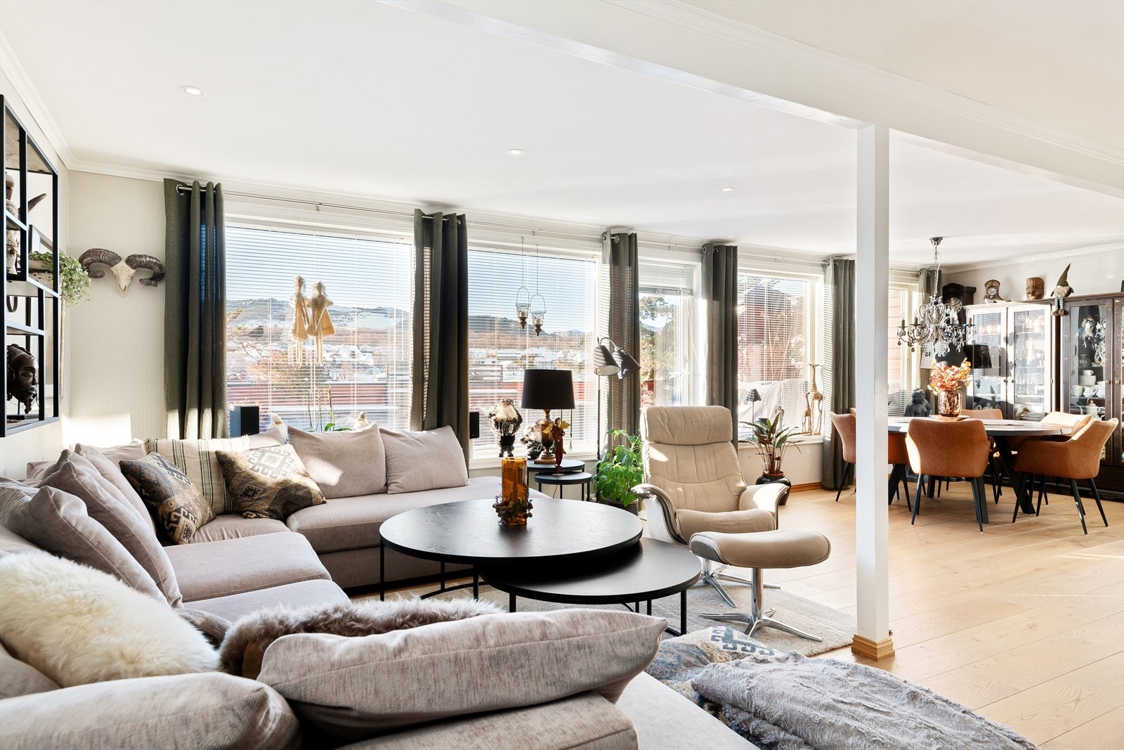 Stor og lys stue med god plass til å møblere med både sofagruppe og spisebord. Store vindusflater og flott utsikt over skog og fjell. Galleribilde