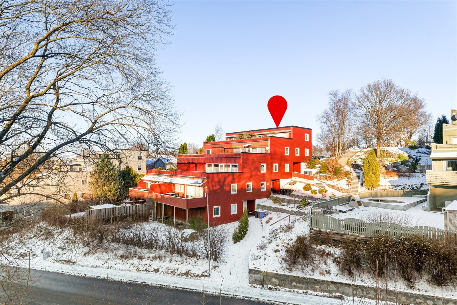 Inngang fra gateplan - Toppleilighet over 2 plan - stor terrasse Galleribilde