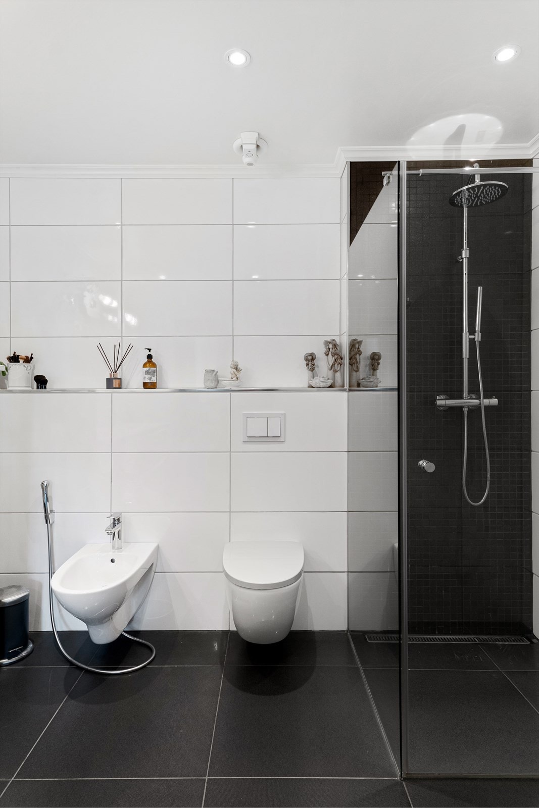 Lekkert bad -badet er oppusset i 2014. Helfliset med dobbel vask i seksjon. Veggmonert toalett, bidè og dusjhjørne i klart glass. Galleribilde