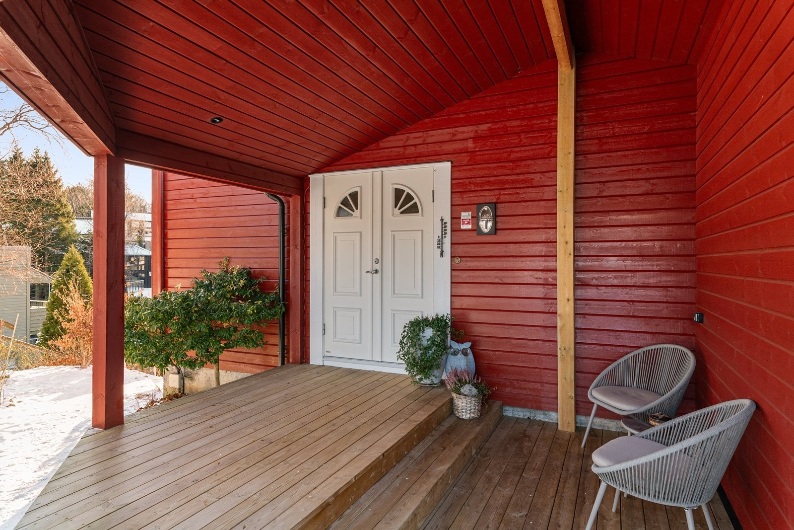 Flott overbygd platting ved inngangspartiet med god plass til cafesett. Galleribilde