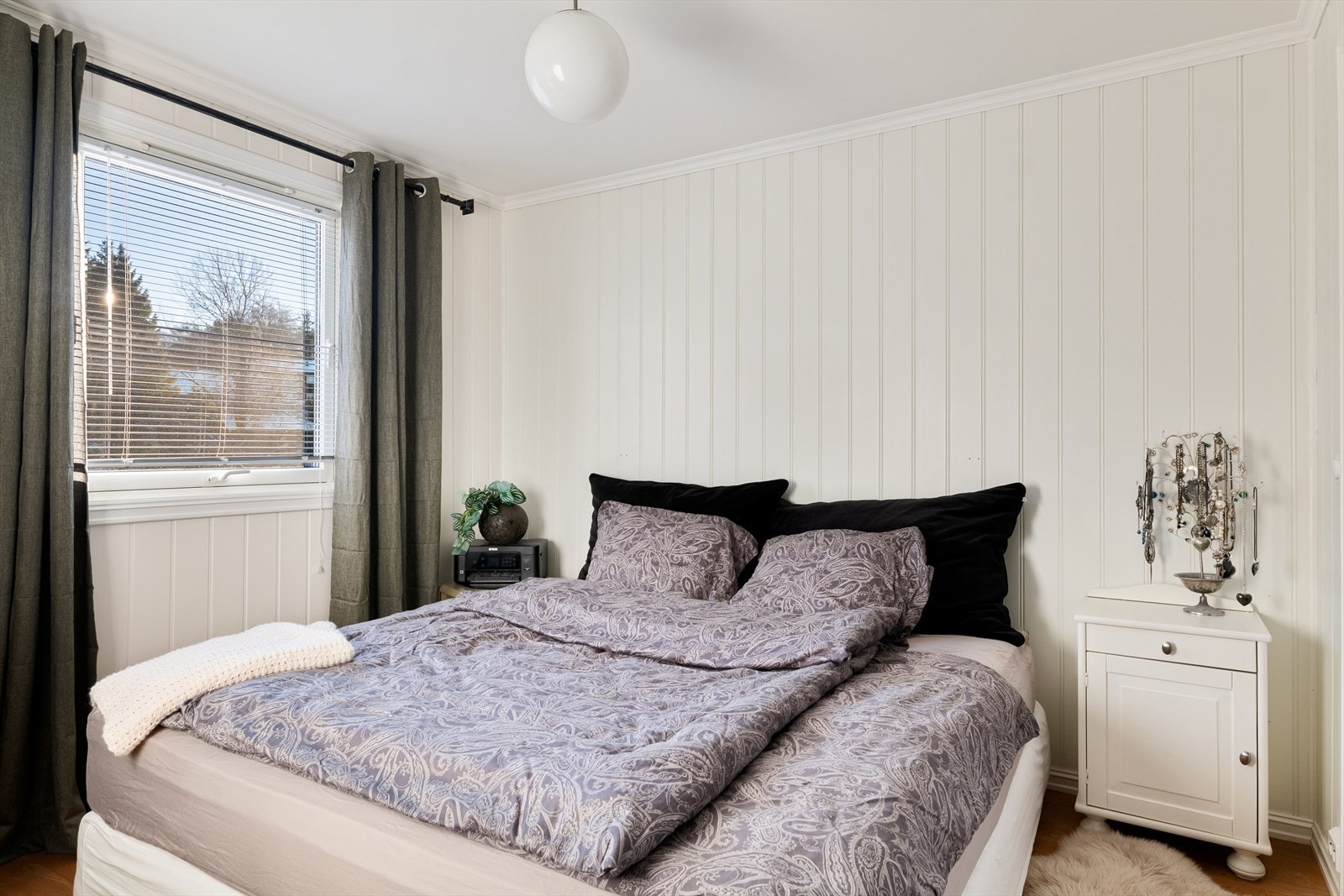 Hovedsoverommet med inngang til meget kjekt garderoberom og videre inn til et lekkert bad Galleribilde
