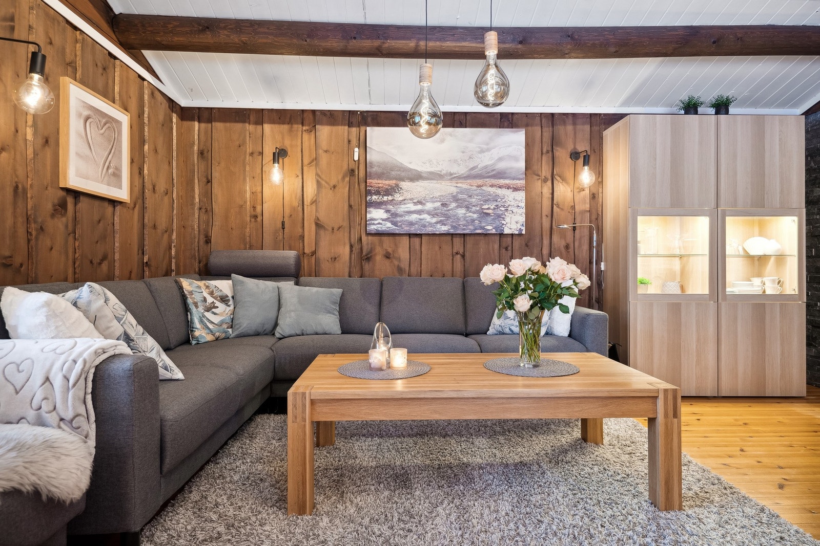 Hyggelig stue med god plass til ønskelig sofagruppe. Galleribilde