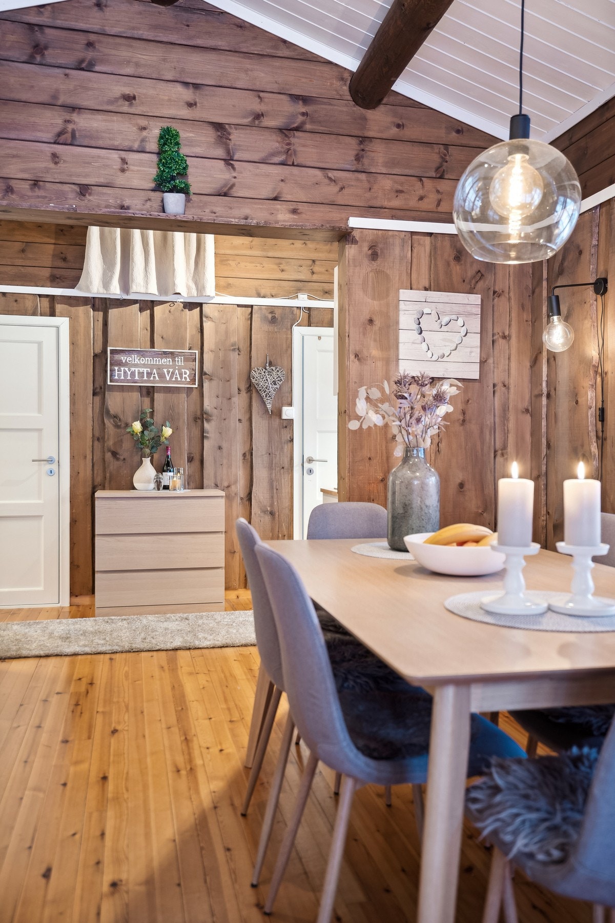 I stuen har man også en naturlig sone for spisegruppe. Galleribilde