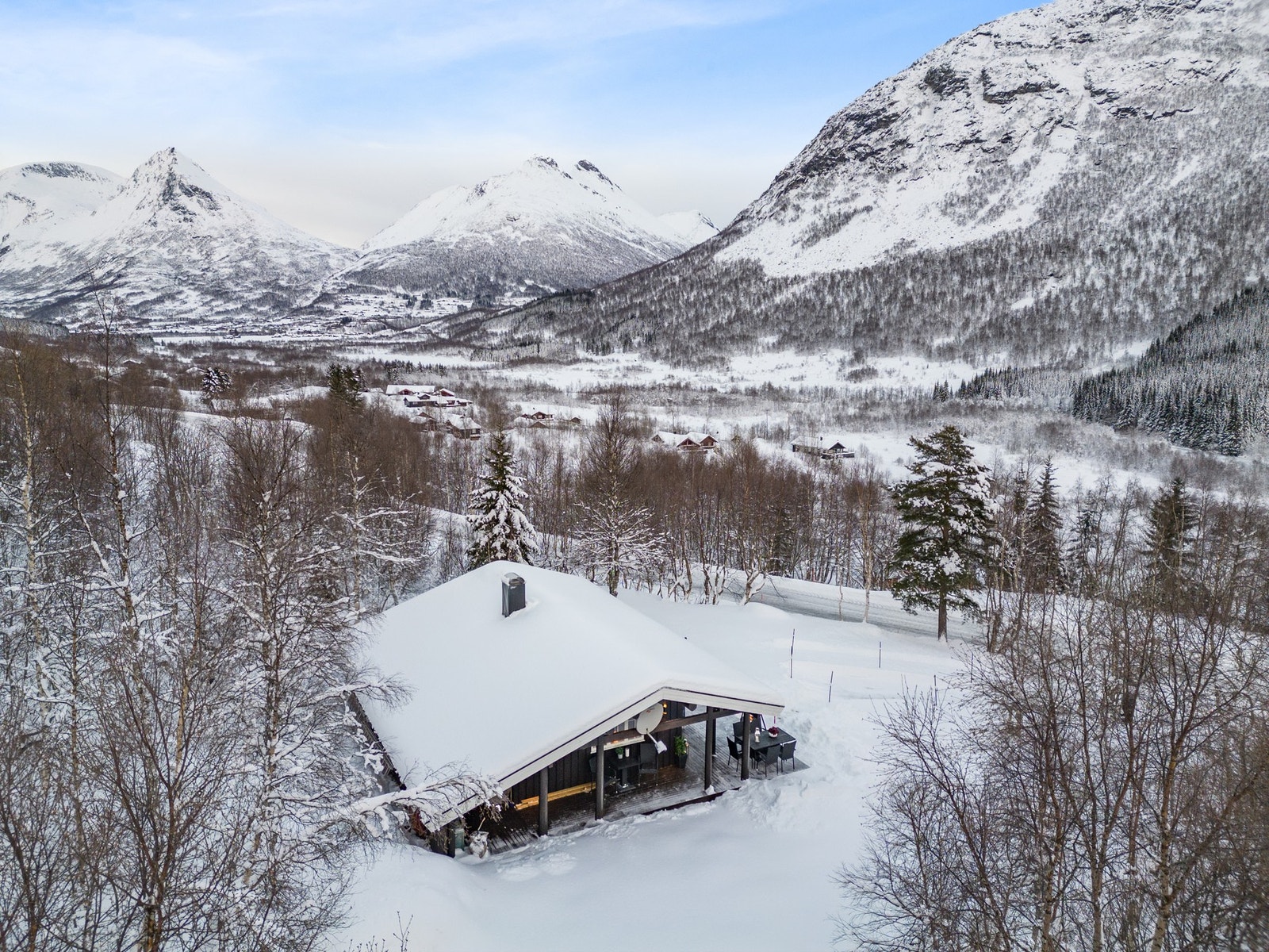 Hytten ligger på Overøye, Stordal i Fjord kommune. Området består av hytter, turmuligheter og skianlegg. Galleribilde