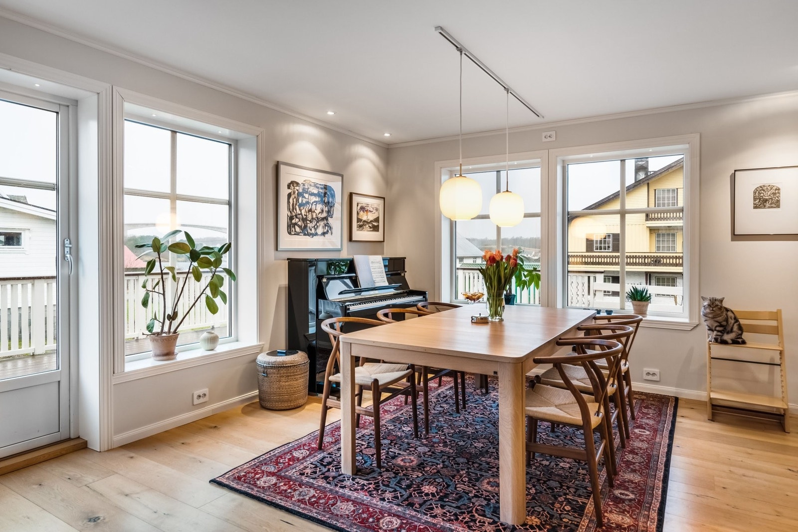 Lys stue med rikelig plass til stort spisebord og sofagruppe Galleribilde