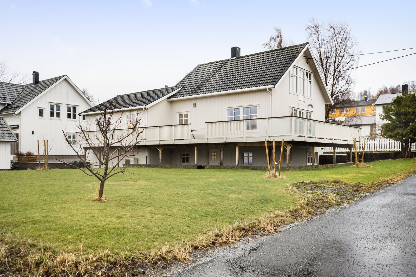 Solrik og stor terasse mot syd og vest med utgang fra stue og hovedsoverom, lettstelt hage anlagt i 2021 Galleribilde