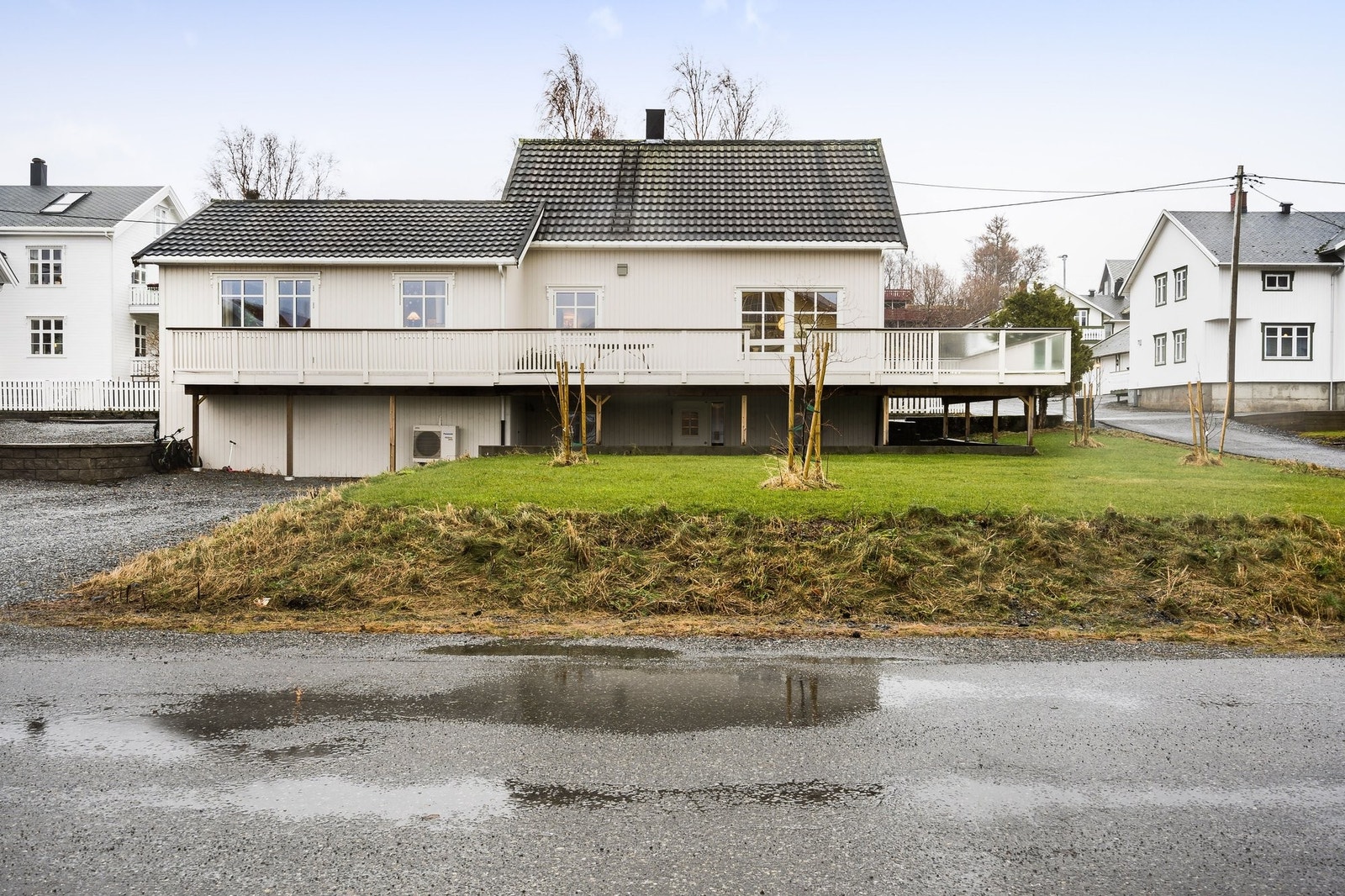 Utleiedel har egen adgang fra Strandgata. Stor gruset biloppstillingsplass, klargjort for garasje Galleribilde