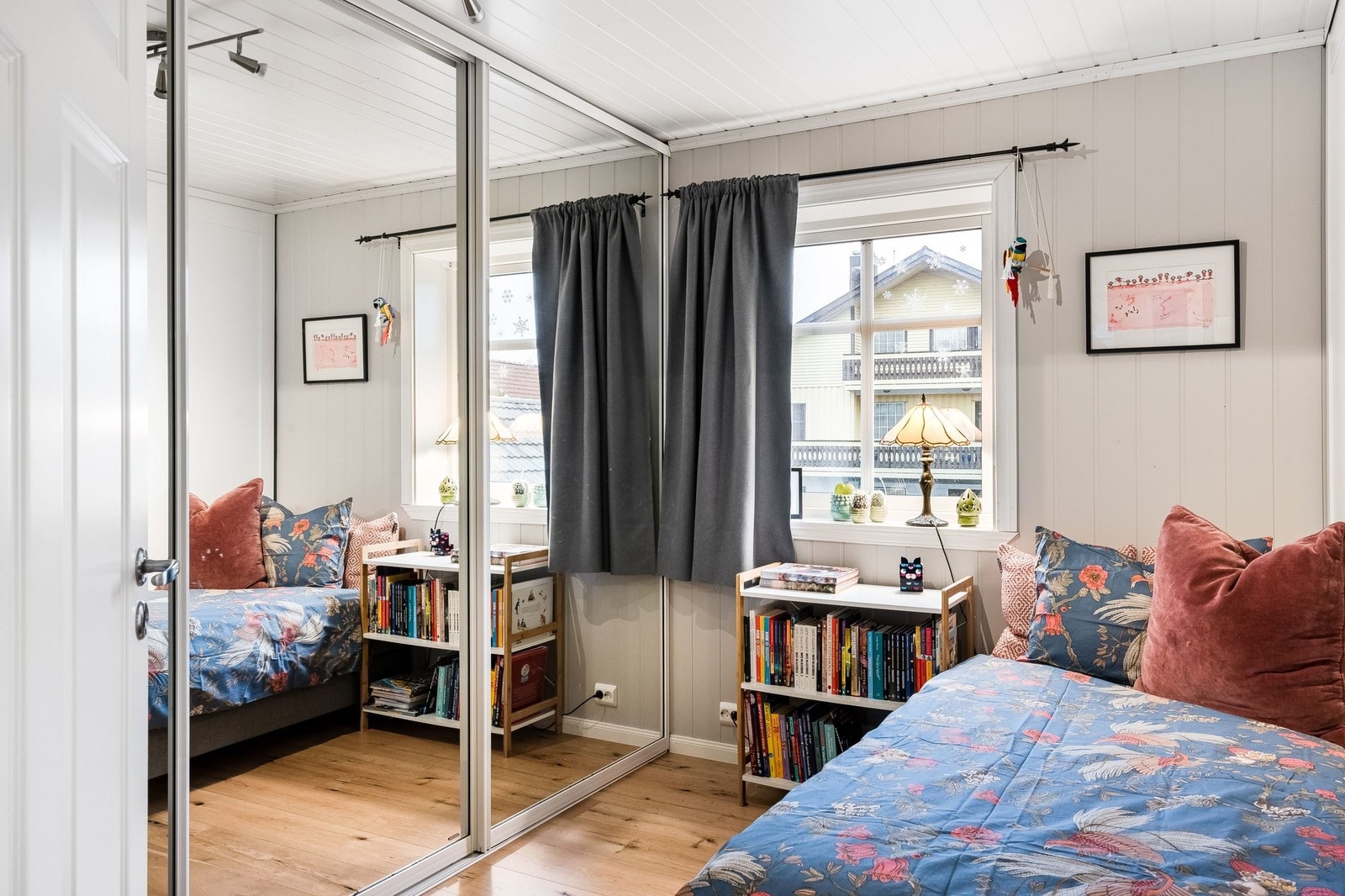Soverom 2 med stor plassbygget skyedørsgarderobe Galleribilde