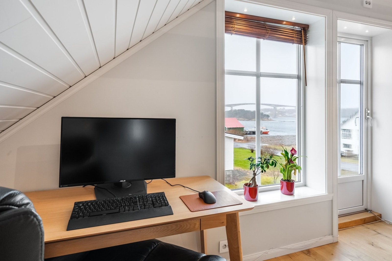 Hyggelig hjemmekontorplass i 2.etg. Det er kablet internett fra fiberinntak i teknisk rom i underetage til alle etager Galleribilde