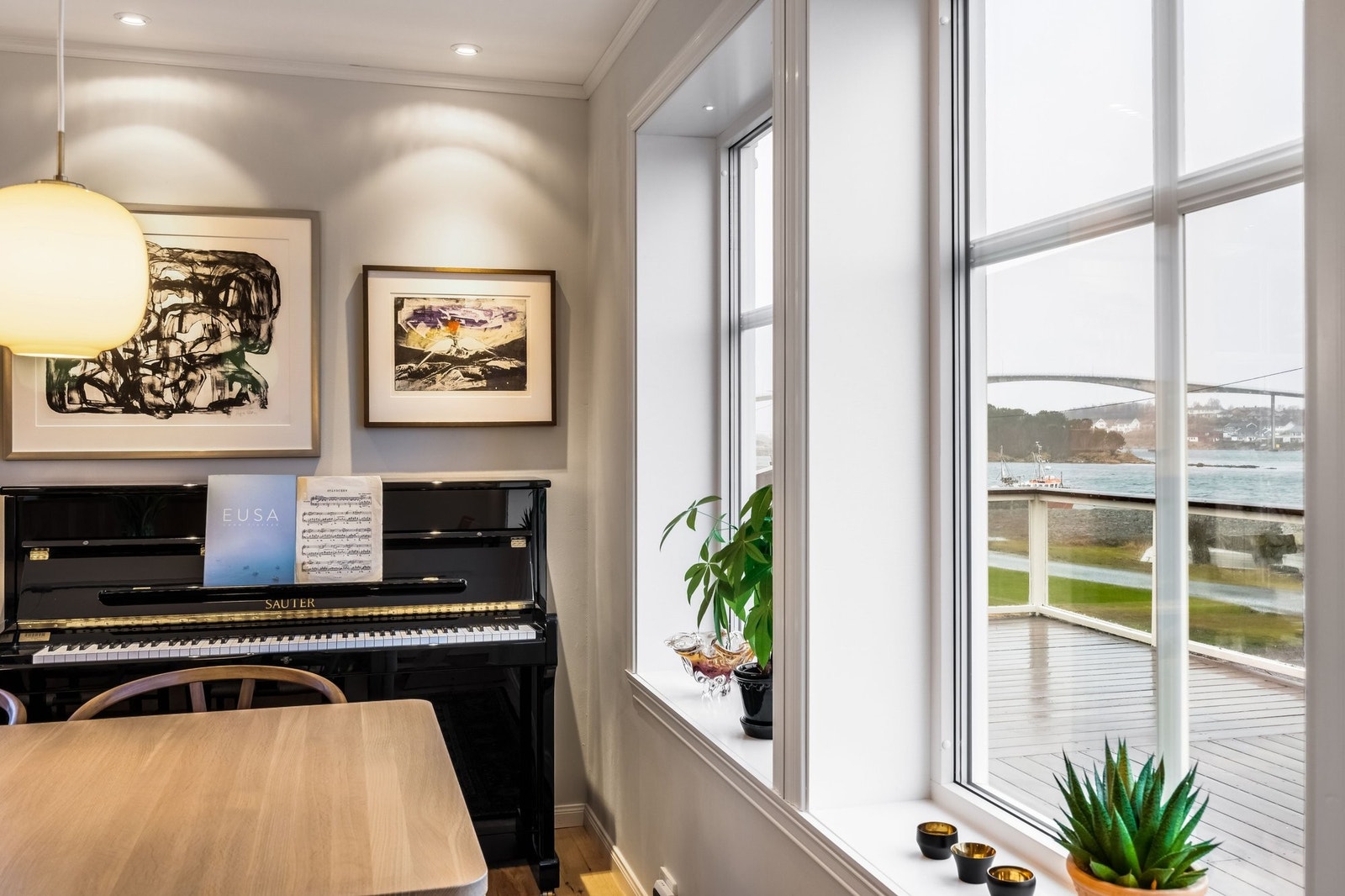 Gjennomgående bruk av led-lys i alle vindusnisjer og dimbare downlights Galleribilde