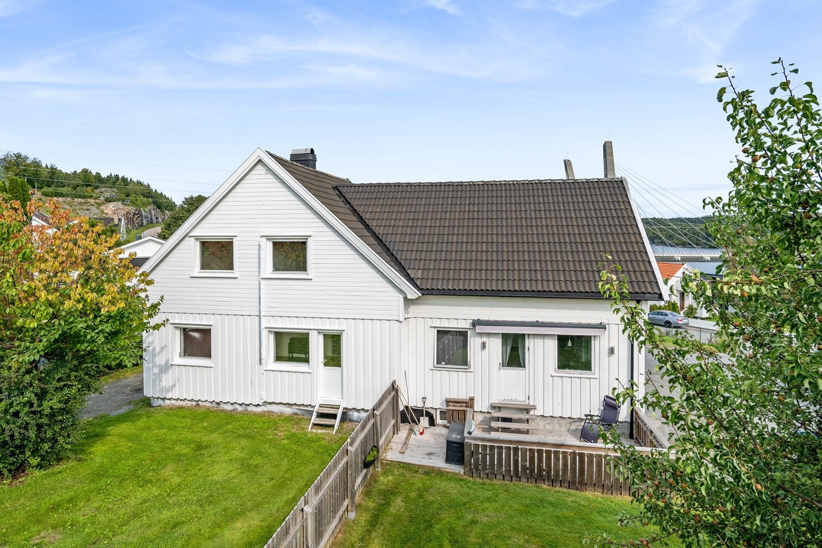 Fra stuen i hybelen kommer du ut til egen terrasse med gode solforhold. Galleribilde
