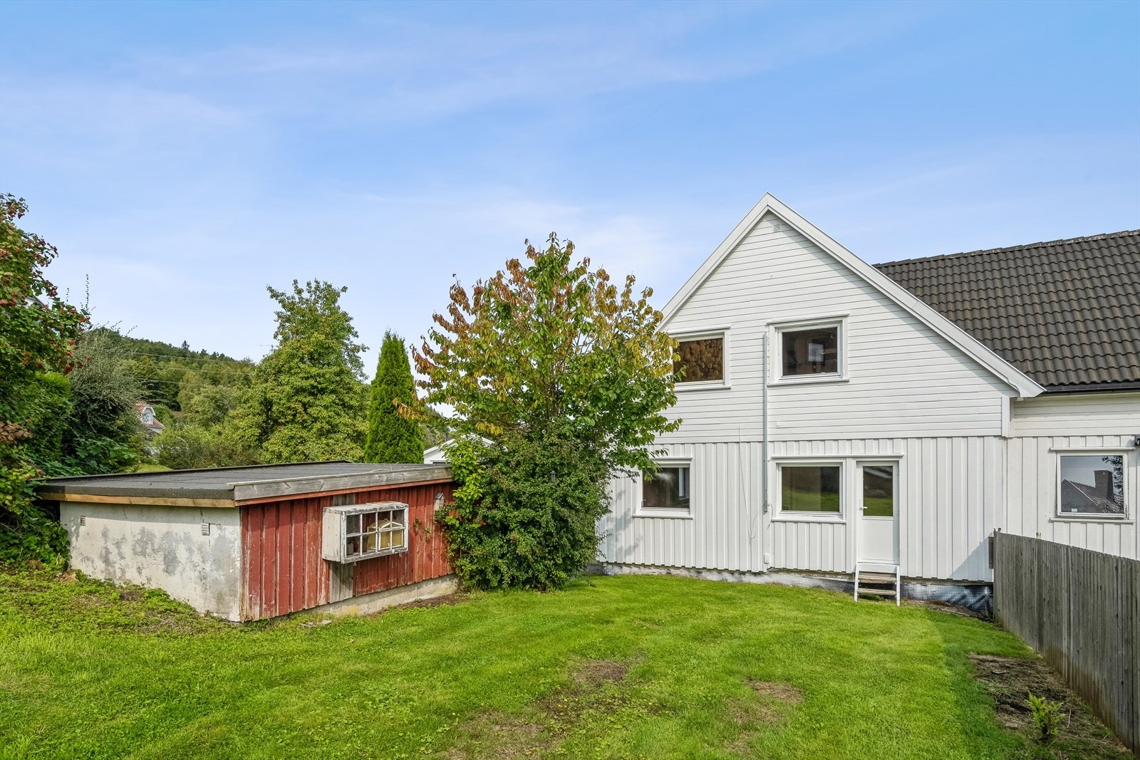 Hagen er naturlig fordelt med gjerde mellom hoveddelen og hybelen. Galleribilde