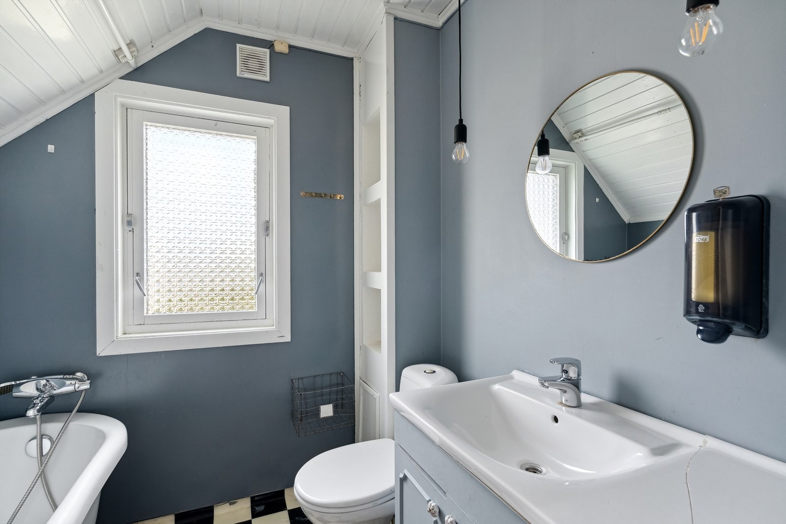 Badet inneholder det du trenger: toalett, skap, badekar, varmeovn og innredning m/vask. Galleribilde