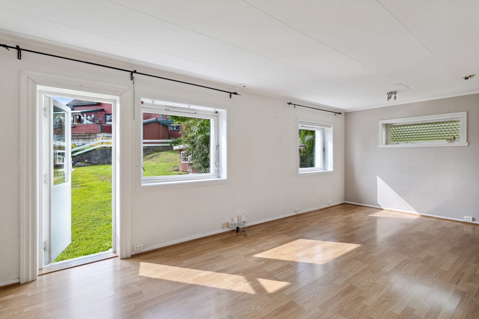 Fra stuen har du utgang til hagen. Galleribilde