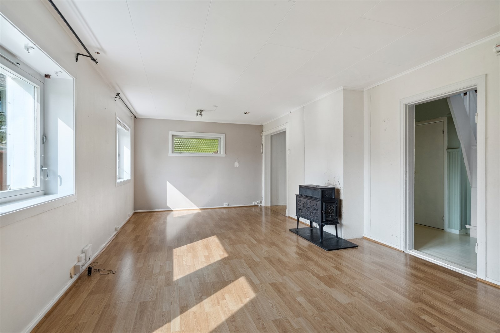 I stuen finner du en hyggelig peis, som varmer på kalde høst- og vinterdager. Galleribilde