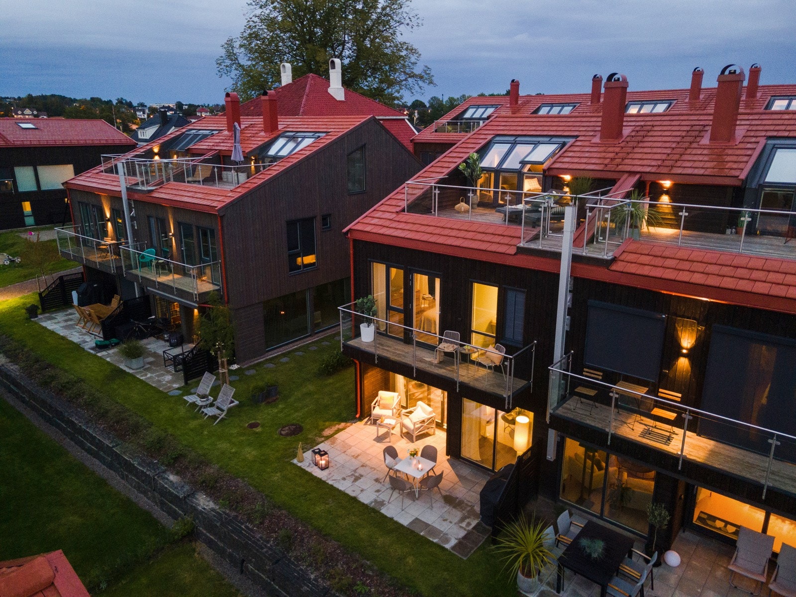 Det er innfelte LED-spotter i flere rom og utvendig belysning. Galleribilde