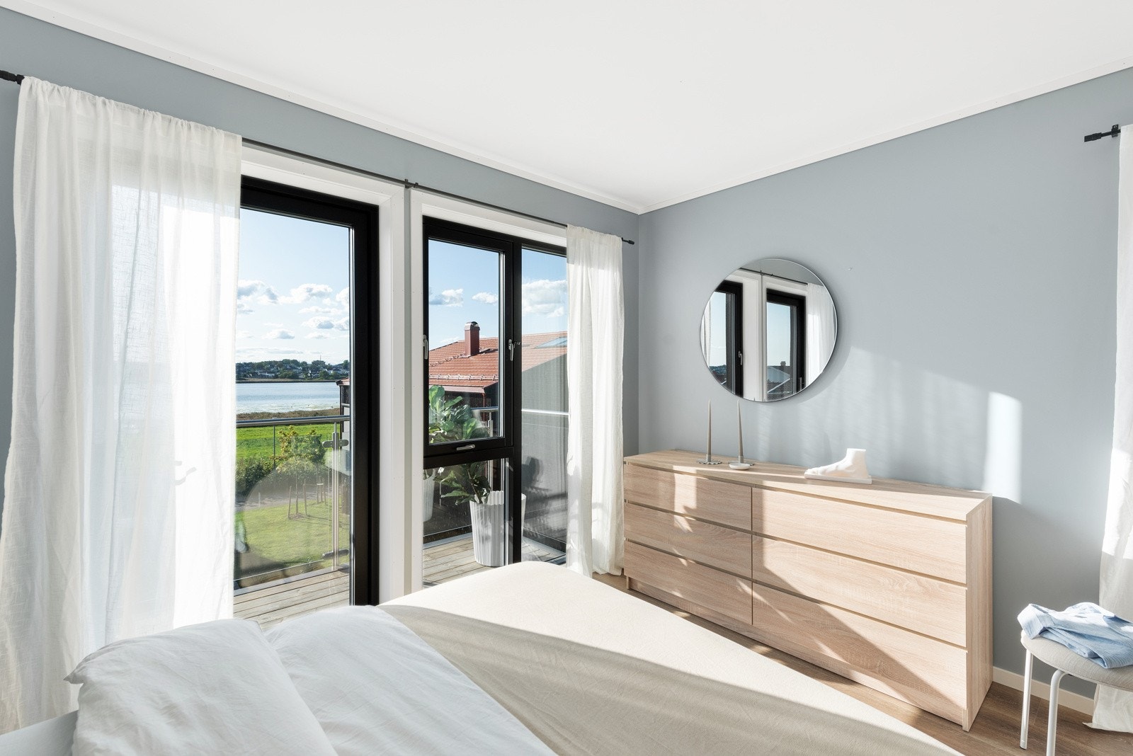 Her har hovedsoverommet en flott suiteløsning med eget bad og utgang til balkong som vender mot sjøen. Galleribilde