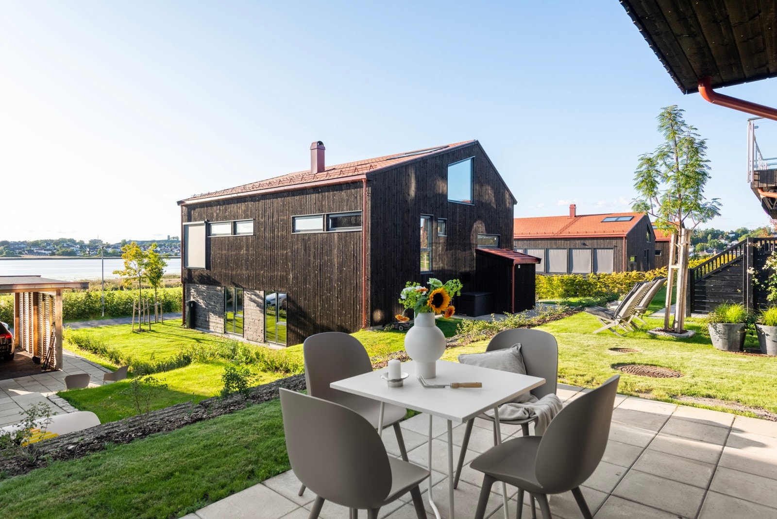 I første etasje har stuen utgang til en hellelagt uteplass på ca. 15 kvm. Galleribilde