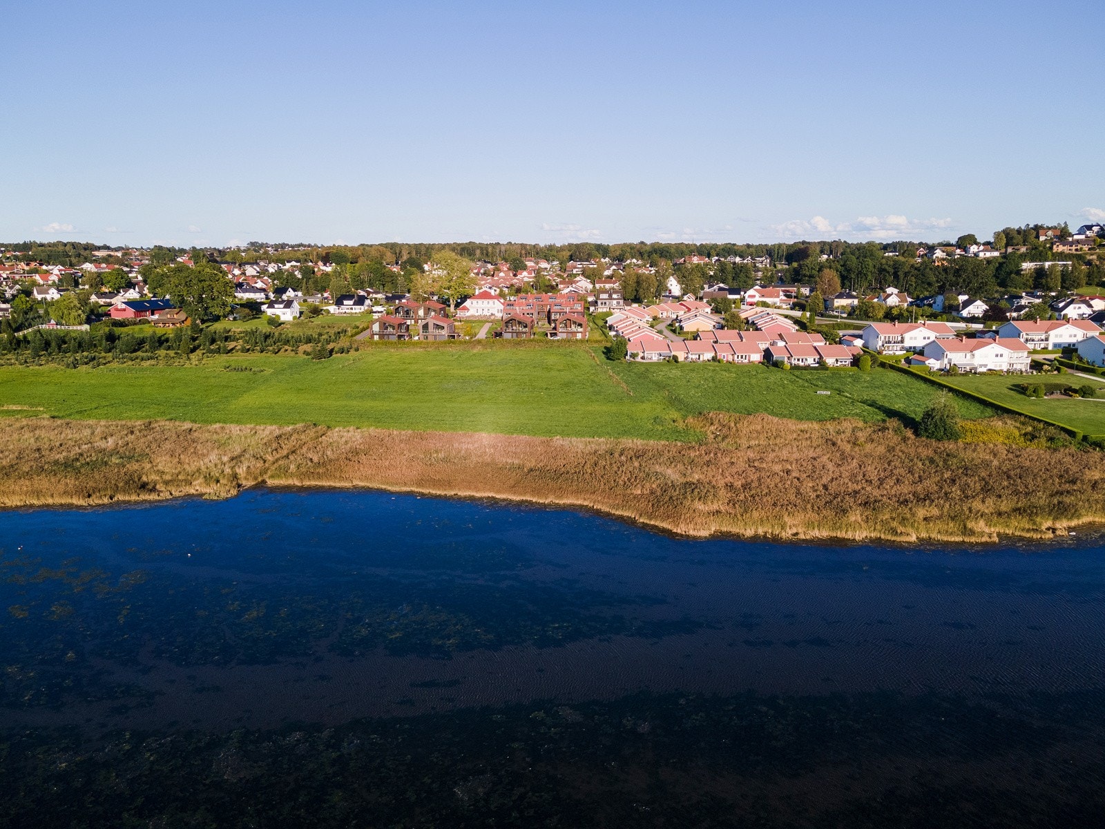 Det er kort avstand til fine turområder; herunder en nydelig gangsti langs vannet og natur reservatet inn til Tønsberg. Galleribilde