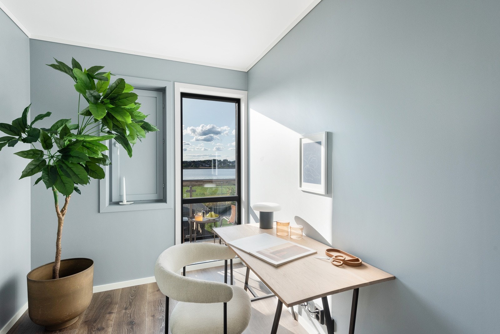Alle soverommene har mørkt laminatgulv. Galleribilde