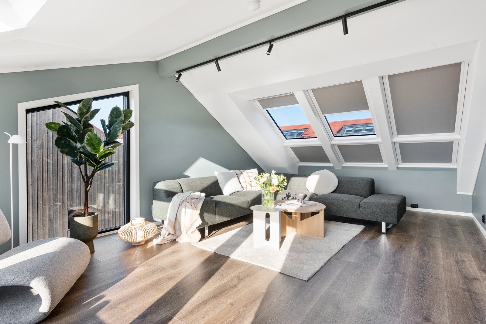 Loftstuen har god plass for både sofagruppe og tv-møblement - et hyggelig samlingspunkt som kan gi ytterligere boltreplass for alle i familien. Galleribilde