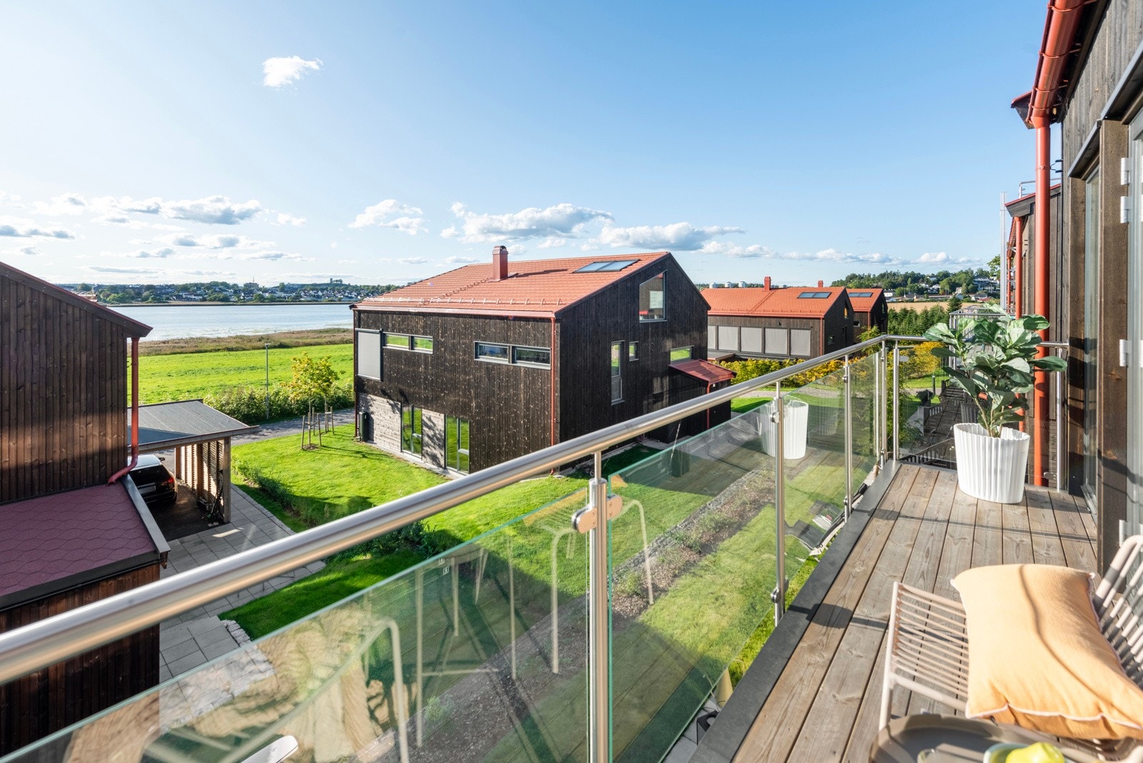 Balkongen er solrik og har fantastisk utsikt mot vannet. Galleribilde