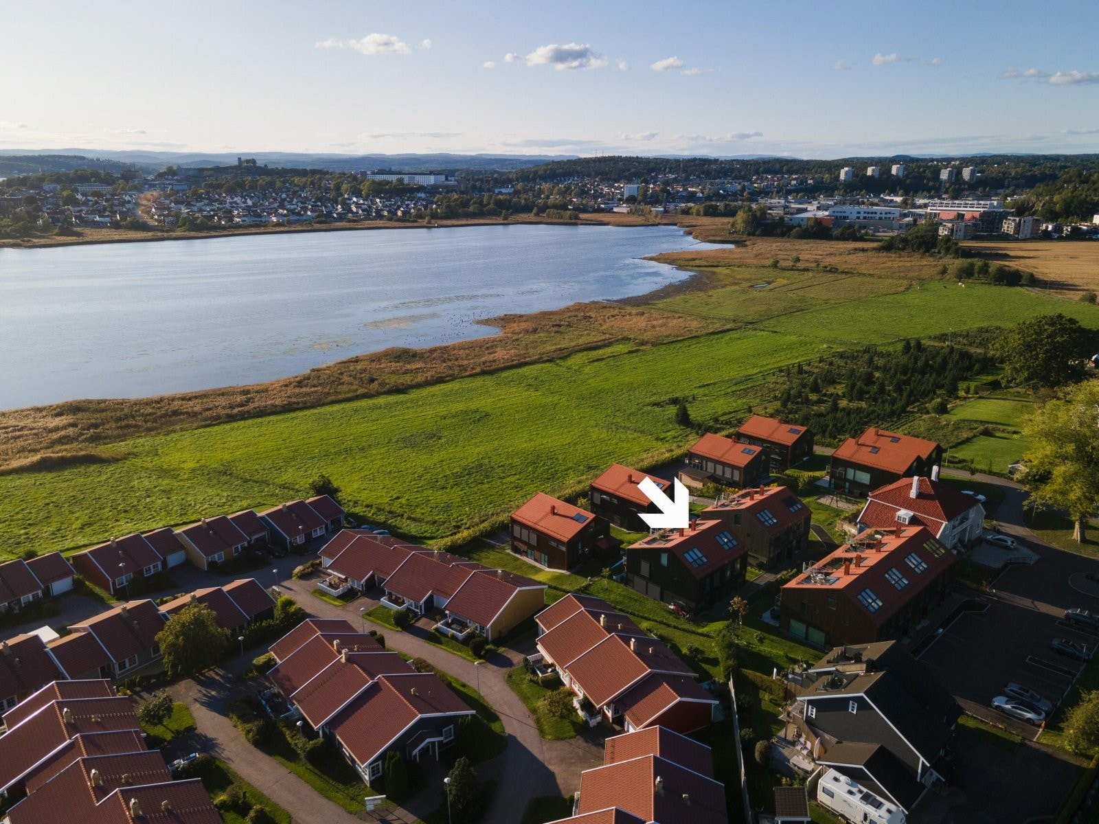 Husvikveien Panorama har en særdeles attraktiv beliggenhet i et veletablert og hyggelig boligområde med sjøen rett nedenfor og bare 3 km til Tønsberg sentrum. Galleribilde