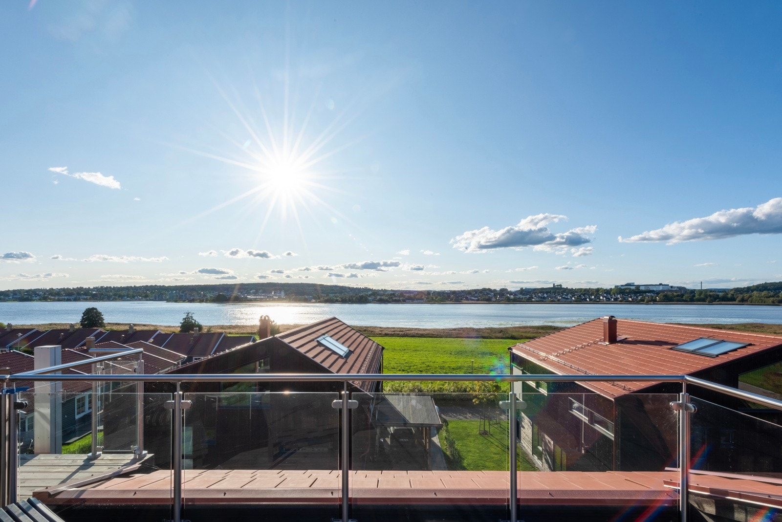 Det er god plass for sittegrupper, grilling, kos, sammenkomster og solsenger. Galleribilde